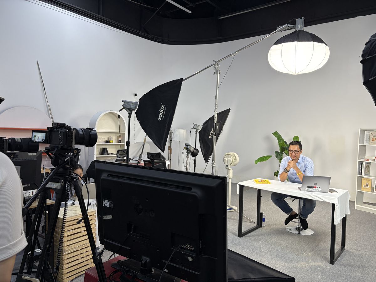 Hậu trường studio ghi hình bài giảng của chuyên gia Nguyễn Quốc Tuấn